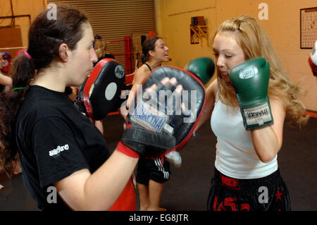 Thai kick box session la boxe est connu sous le nom de boxe Muay-Thai Wapping Londres Banque D'Images