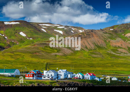 Village de Bakkagerdi. De Borgarfjordur Eystri Fjord. Fjords de l'Est. L'Islande, de l'Europe Banque D'Images