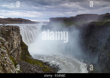 Cascade de Dettifoss. Le Parc National de Jokulsargljufur. L'Islande, de l'Europe Banque D'Images