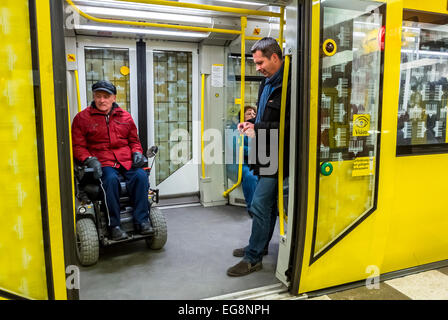 Berlin, Allemagne, personnes handicapées embarquement métro, métro, besoins spéciaux transport en commun, personnes âgées assis sur u bahn Banque D'Images