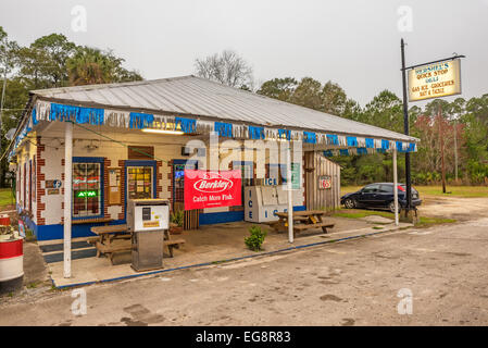 Pompe à gaz vintage et un magasin général sur l'US Highway 19, près de Cedar Key, Floride Banque D'Images