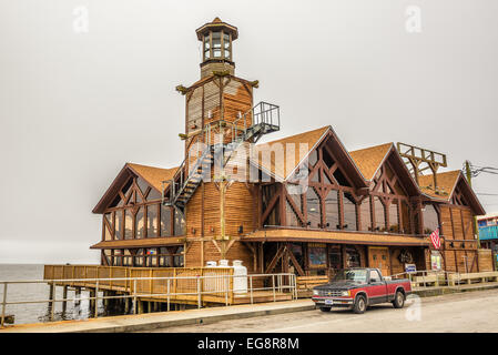 La Brise de Mer Restaurant avec un phare historique au centre-ville de Cedar Key, en Floride Banque D'Images