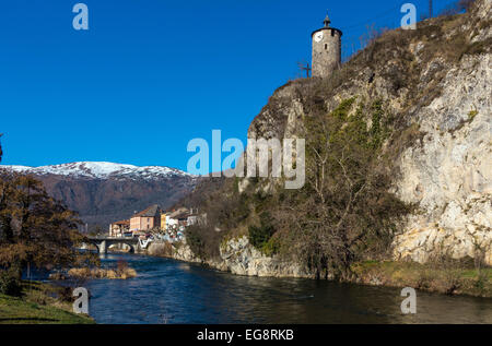 Tarascon sur Ariège, Ariège River bridge avec tour de l'horloge et les bâtiments avec les montagnes enneigées Banque D'Images