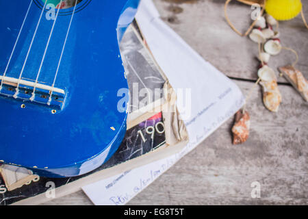 Ukulele sur la table. Banque D'Images