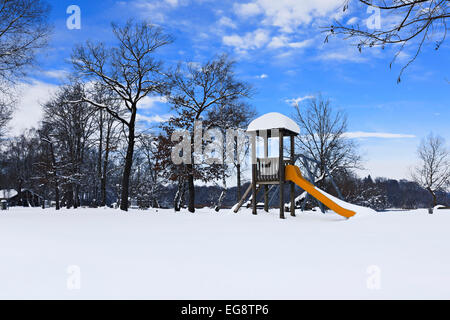 Aire de jeux pour enfants faites glisser couverts en hiver la neige, Chiemsee, Chiemgau, Upper Bavaria, Germany, Europe. Banque D'Images