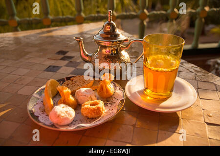 Thé à la menthe marocain traditionnel avec des pâtisseries sucrées Banque D'Images