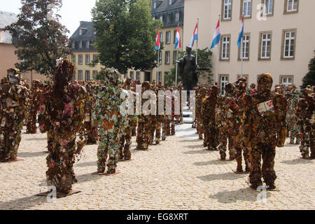 HA Schult's Trash les gens sur l'écran en place Clairfontaine à Luxembourg Ville Banque D'Images