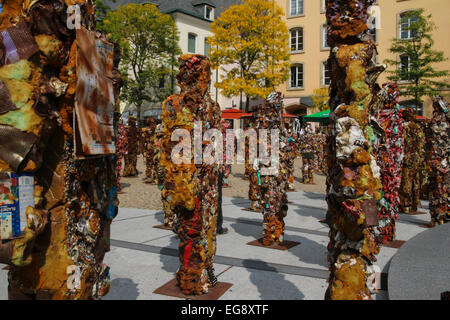 HA Schult's Trash les gens sur l'écran en place Clairfontaine à Luxembourg Ville Banque D'Images