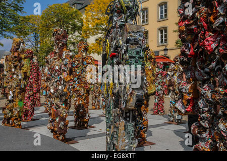 HA Schult's Trash les gens sur l'écran en place Clairfontaine à Luxembourg Ville Banque D'Images