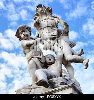 La statue d'anges avec l'emblème de la ville sur place des Miracles à Pise, près de la Tour de Pise, Italie Banque D'Images