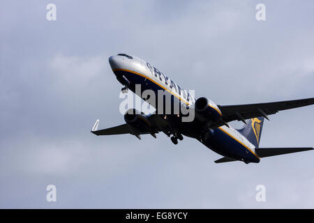 Vol Ryanair décollant de l'aéroport de Leeds Bradford, Yorkshire, UK Banque D'Images