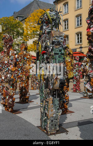 HA Schult's Trash les gens sur l'écran en place Clairfontaine à Luxembourg Ville Banque D'Images