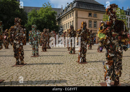 HA Schult's Trash les gens sur l'écran en place Clairfontaine à Luxembourg Ville Banque D'Images