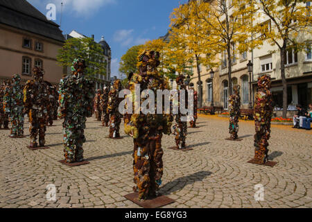 HA Schult's Trash les gens sur l'écran en place Clairfontaine à Luxembourg Ville Banque D'Images