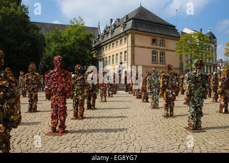 HA Schult's Trash les gens sur l'écran en place Clairfontaine à Luxembourg Ville Banque D'Images