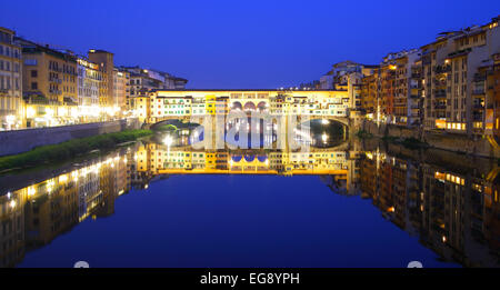 Vue panoramique sur le Ponte Vecchio à Florence la nuit, Italie Banque D'Images