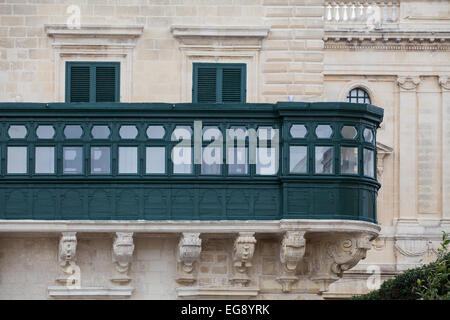 Le balcon fermé en bois du palais du Grand Maître à La Valette, Malte. Banque D'Images