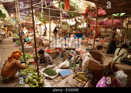 Scène du marché de village, marché de Sithu Mani-Nyaung U village, Bagan, Myanmar ( Birmanie ), l'Asie Banque D'Images