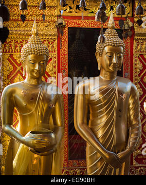 Statues de Bouddha au temple Doi Suthep à Chiang Mai, Thaïlande Banque D'Images