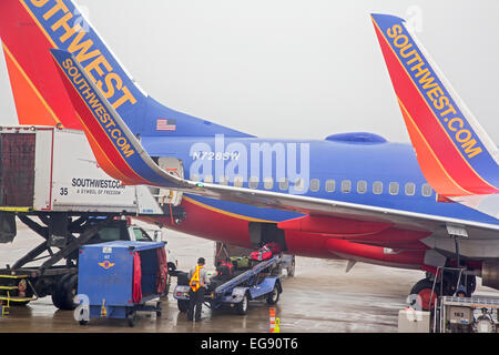 Chicago, Illinois - membre de l'équipe au sol de Southwest Airlines à l'Aéroport Midway de déchargement des bagages d'un Boeing 737. Banque D'Images