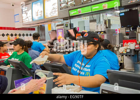 Chicago, Illinois - une jeune femme attend d'un client à un McDonald's restaurant fast food à l'aéroport de Midway. Banque D'Images