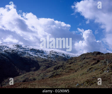 Vue vers le sommet enneigé de soulever de la crête élevée de Helm Crag et Gibson Knott Grasmere Cumbria England Banque D'Images