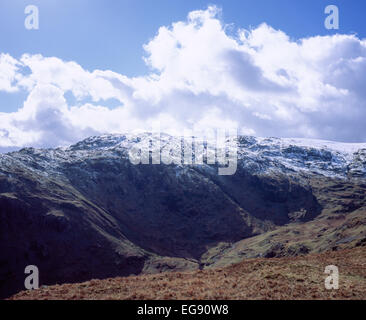 Vue vers le sommet enneigé de soulever de la crête élevée de Helm Crag et Gibson Knott Grasmere Cumbria England Banque D'Images