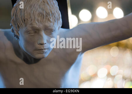 Londres, Royaume-Uni. 19 février 2015. Une statue grandeur nature de Pete Doherty étant crucifié a été dévoilé aujourd'hui au London's St Marylebone Parish Church dans le cadre de l'exposition temporaire "Chemin de Croix". La sculpture grandeur nature intitulé 'La lettre' a été initialement en 2008 comme une collaboration entre Pete Doherty, l'artiste Nick Reynolds et concepteur d'effets spéciaux. Schoony L'exposition "Chemin de Croix", organisée par l'Art ci-dessous dispose également d'autres œuvres d'autres artistes et sera ouverte au public jusqu'au 17 mars 2015. Banque D'Images