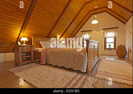 L'intérieur de chambres élégamment décorées en bois Banque D'Images