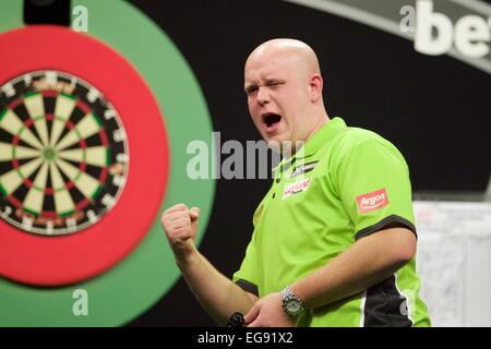 Liverpool, Royaume-Uni. Feb 19, 2015. Betway Football Ligue 1 fléchettes. Journée 3. Michael van Gerwen célèbre remportant son match. Credit : Action Plus Sport/Alamy Live News Banque D'Images