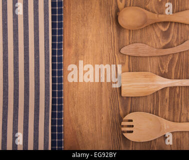 Le bleu et blanc cassé sur serviettes de cuisine en bois avec un fond couverts en bois, avec une légère vignette Banque D'Images