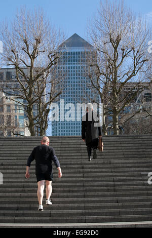 Londres, Royaume-Uni - 12 janvier 2015 - en milieu d'après-midi, vue sur Canary Wharf de Londres. Les gens de monter les marches Banque D'Images