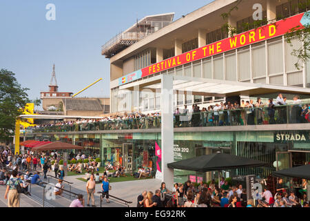 Les gens autour de Royal Festival Hall sur la Southbank, Londres, Angleterre Banque D'Images