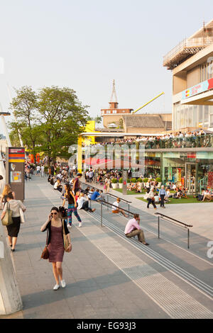 Les gens autour de Royal Festival Hall sur la Southbank, Londres, Angleterre Banque D'Images