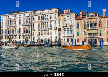 Les bateaux-taxis à Venise Banque D'Images