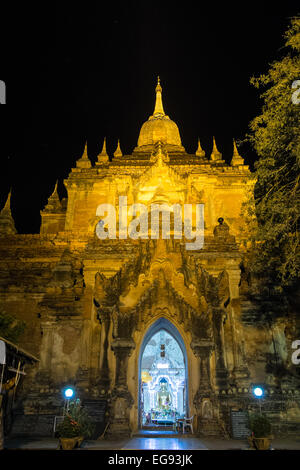 Htilo Minlo Htilominlo, temple bouddhiste éclairé la nuit,Pagan Bagan Myanmar, Birmanie, Banque D'Images