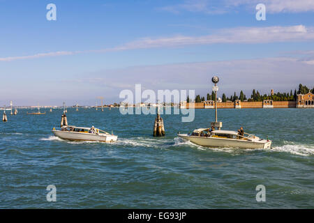 Les taxis d'eau lagune de Venise Italie Banque D'Images