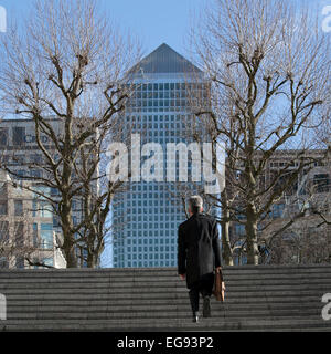 Londres, Royaume-Uni - 12 janvier 2015 - en milieu d'après-midi, vue sur Canary Wharf de Londres. Les gens de monter les marches Banque D'Images