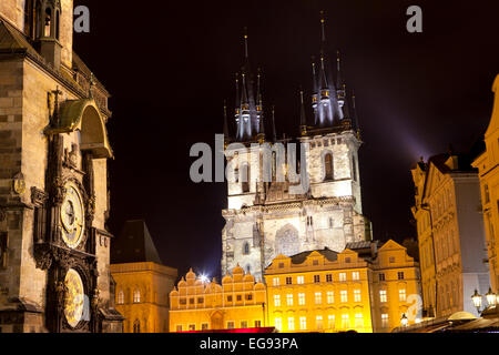 L'horloge astronomique et l'église Notre Dame de Tyn, la place de la Vieille Ville, Prague, République Tchèque Banque D'Images