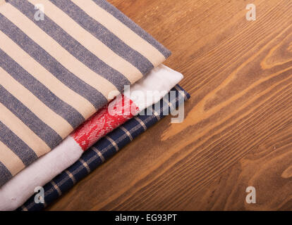 Ancienne cuisine linge serviettes pliées sur table en bois foncé Banque D'Images