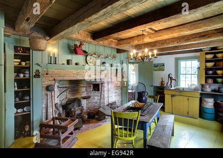 La cuisine, salle à manger et cheminée dans un bâtiment restauré du 17e siècle de style colonial primitive accueil. Banque D'Images