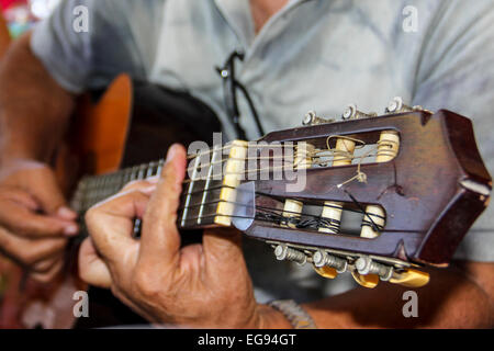 Musicien et guitariste Mexicain bien jouer de la guitare acoustique en bois usés Banque D'Images