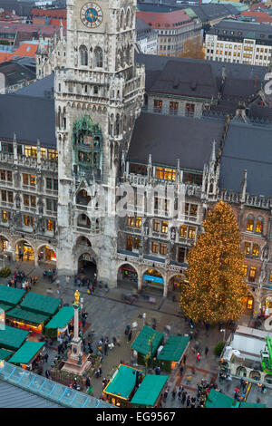 Aperçu du marché de Noël à la Marienplatz et la nouvelle Mairie, Munich, Allemagne Banque D'Images