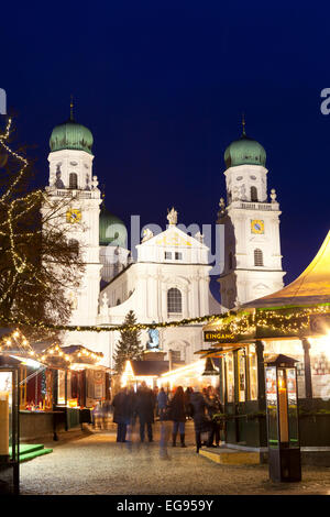 Marché de Noël en face de la cathédrale de Saint Stephan, Passau, Bavière, Allemagne Banque D'Images