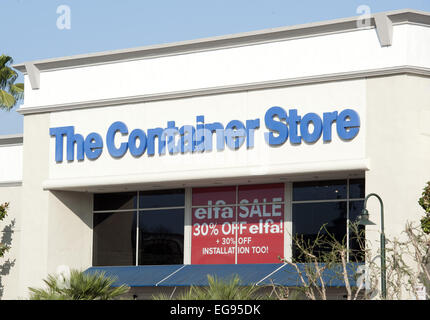 Costa Mesa, Californie, USA. Feb 19, 2015. Le Magasin de récipient, un récipient de spécialité et de l'organisation de la chaîne de détail fondée en 1978, propose une large gamme de solutions pour le stockage de près de quoi que ce soit.------------Le Magasin de récipient à Costa Mesa, Californie vu depuis le parking. © David Bro/ZUMA/Alamy Fil Live News Banque D'Images