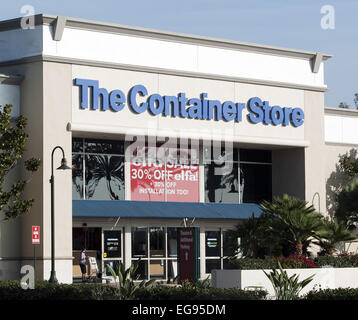 Costa Mesa, Californie, USA. Feb 19, 2015. Le Magasin de récipient, un récipient de spécialité et de l'organisation de la chaîne de détail fondée en 1978, propose une large gamme de solutions pour le stockage de près de quoi que ce soit.------------Le Magasin de récipient à Costa Mesa, Californie vu depuis le parking. © David Bro/ZUMA/Alamy Fil Live News Banque D'Images