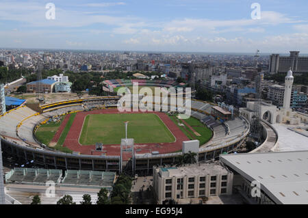 Juillet 2010. Skyline de Dhaka, Bangabandhu National Stadium de Dhaka . Banque D'Images