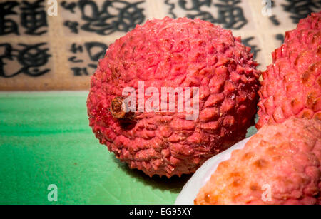 Sur une assiette de fruits Litchi Banque D'Images