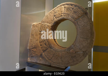 Marqueur de balle maya Oxkintok au Gran Museo del Mundo Maya à Merida, Yucatan, Mexique Banque D'Images