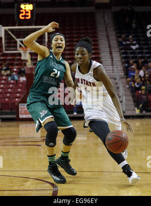 Las Cruces, USA. Feb 19, 2015. New Mexico State junior guard Sasha Weber, droite, est lié par Utah Valley en deuxième année Rhaiah Spooner-Knight garde au cours de la première moitié de leur match de basket-ball à la PanAmerican Center à Las Cruces, Jeudi, Février 19, 2015. © Andres Leighton/Albuquerque Journal/ZUMA/Alamy Fil Live News Banque D'Images